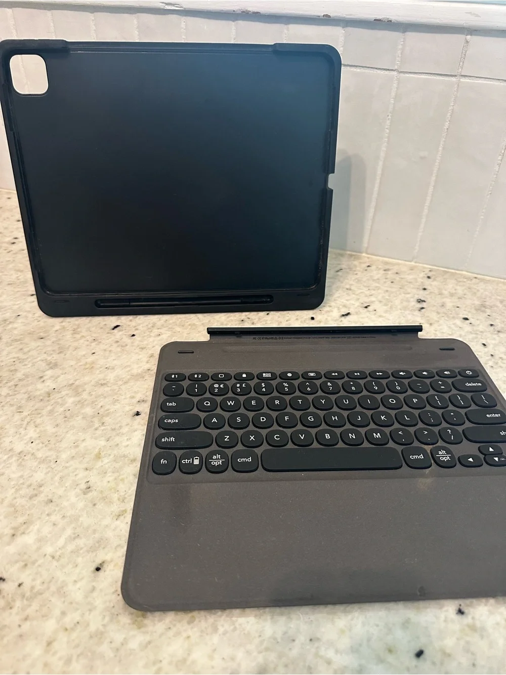 [like new] Zagg iPad Pro 12.9 Slim Book Go Keyboard Case with Pencil Holder